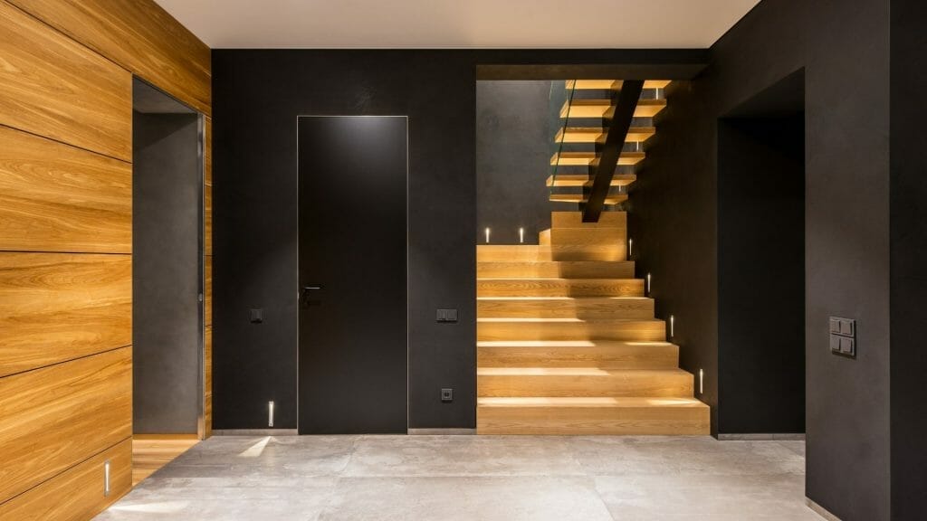 Oświetlenie korytarza lampami przyschodowymi