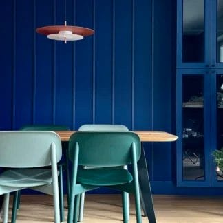 Jadalnia z niebieskimi ścianami, stołem i krzesłami i lampą AEROPLAN