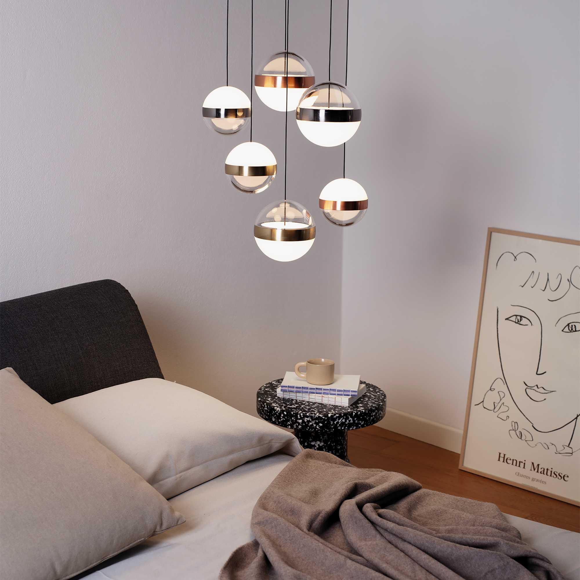 Grupa lamp kul wiszących z sufitu w sypialni