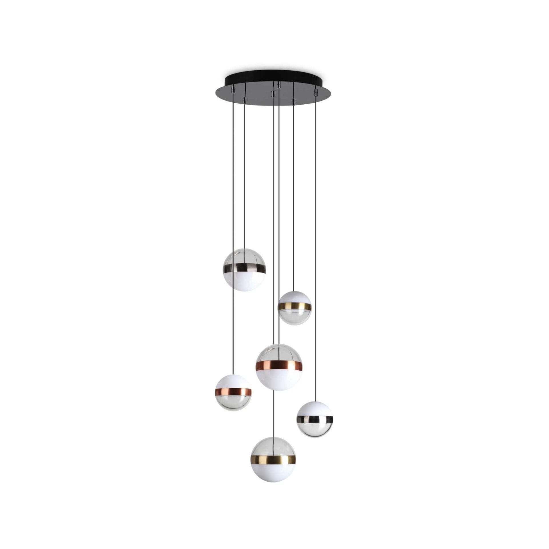 Klaster lamp wiszących z czarnego sufitu