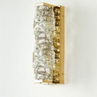złota lampa ścienna z przezroczystymi kryształami