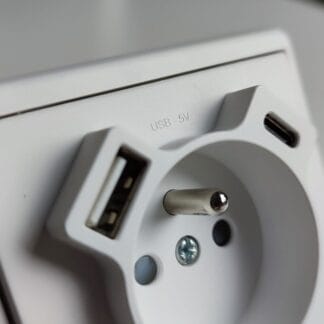APOLO 5000 Efapel gniazdo z uziemieniem + USB A + USB C z ramką